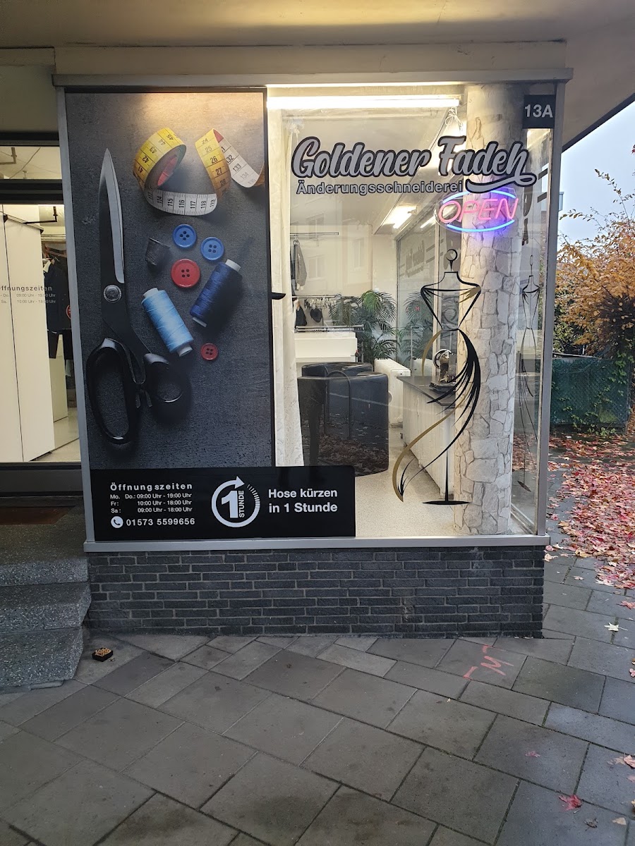 Schaufenster-Detail mit Näh-Motiven und Expressservice-Hinweis