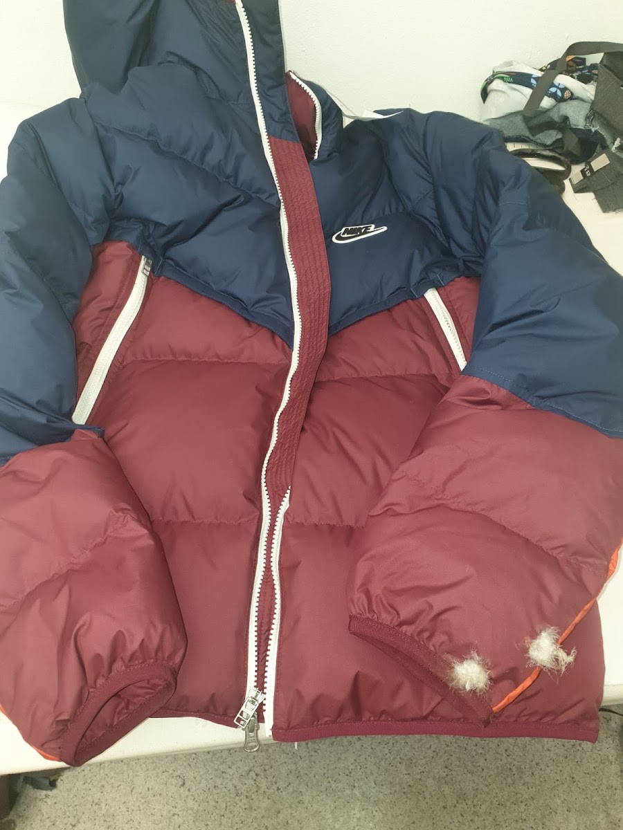 Reparaturarbeit an einer Winterjacke im Atelier